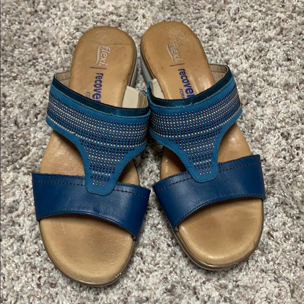Blue and white flexi sandals recovery form